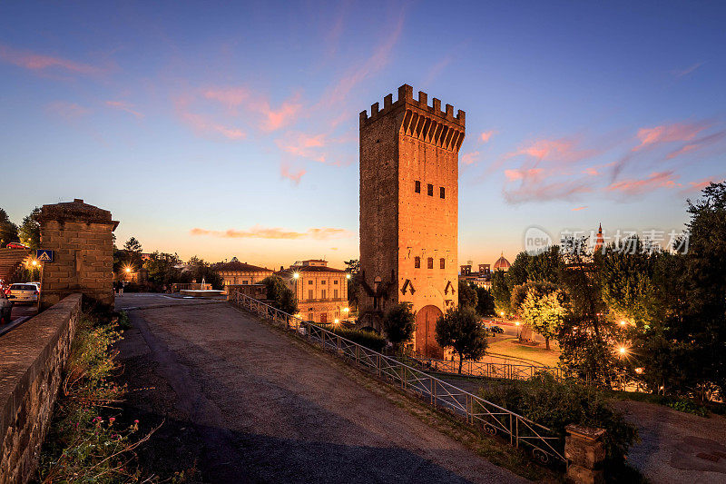 Porta Torre di San Niccolò，以佛罗伦萨大教堂为背景的黄昏艺术